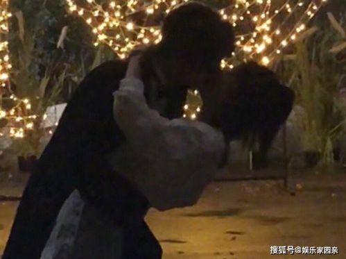 情侣接吻男子吃瓜