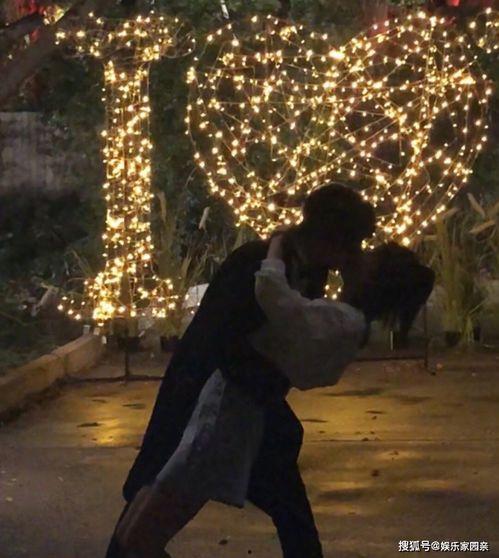 情侣接吻男子吃瓜