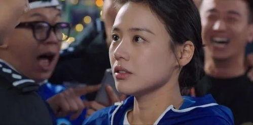 情侣接吻男子吃瓜